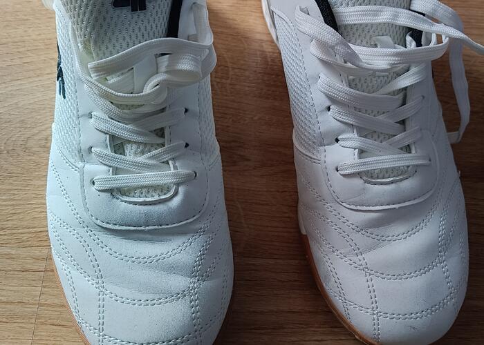 Grajewo ogłoszenia: Sprzedam halówki białe 4f rozmiar 43 długość wkładki 27,5....